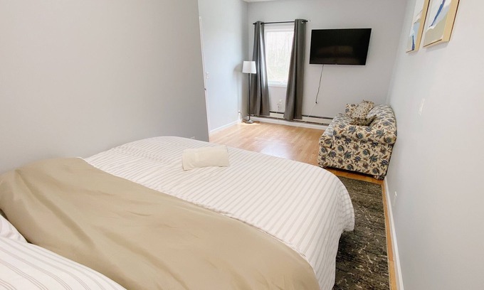 Coram Apartamento | Cozy king suite with kitchen and dining area.