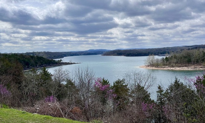 Cassville Cabaña | Cozy Lake Cottage with private view of Table Rock Lake and Arkansas Mountains.