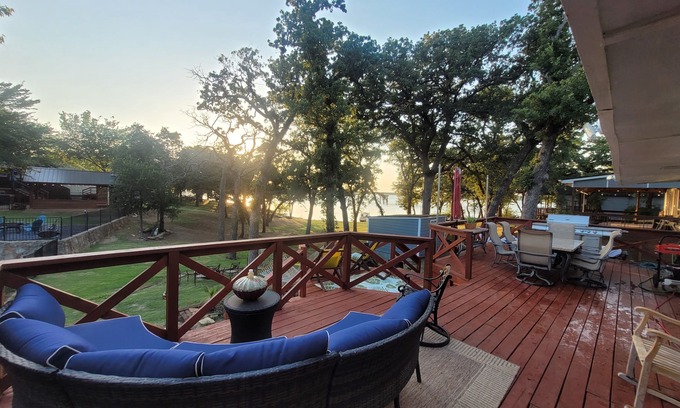 Little Elm Casa | Cozy lake front cottage on Lake Lewisville. Enjoy the kayaks, firepit & sunsets.