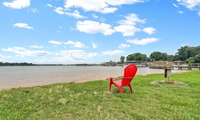 Mayhew Casa | Cozy Lake Home - Jacuzzi King Bed Marina Access