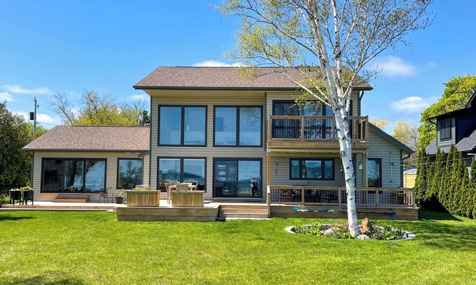 Collingwood Casa | Cozy Lake House and Coach Home - 5 minutes to downtown & 10 minutes to ski hills