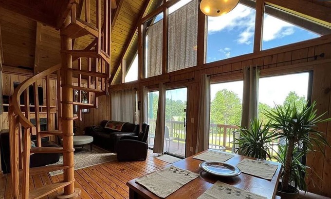 Six Mile Cabina | Cozy Lake Keowee Cabin