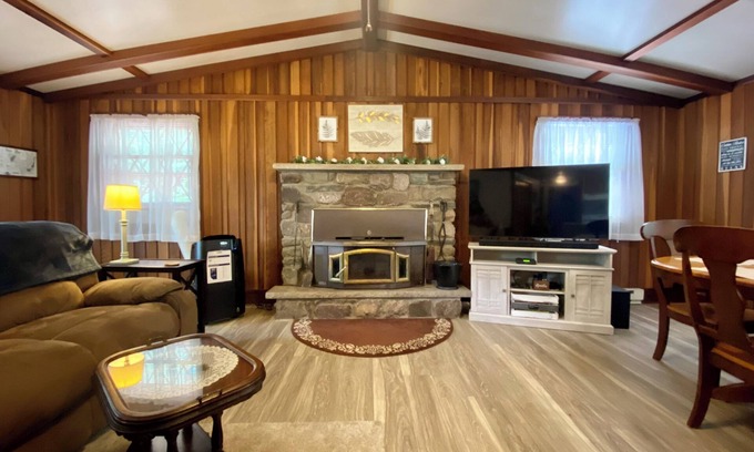 Gouldsboro Casa | Cozy Lake/Marina view Cabin in the Poconos