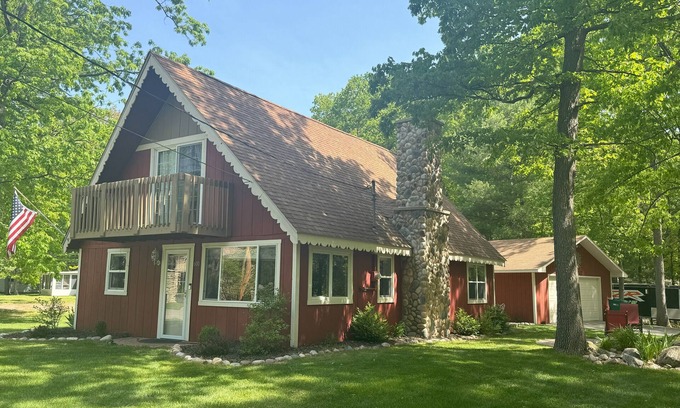 Houghton Lake Cabina | Cozy lake retreat with great views of Houghton Lake. Close to ORV trails.