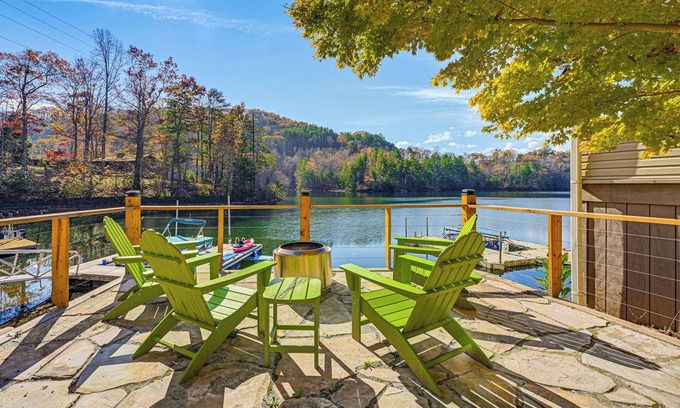 Robbinsville Cabaña | Cozy Lake Santeetlah Cottage with Dock & 3 Kayaks!