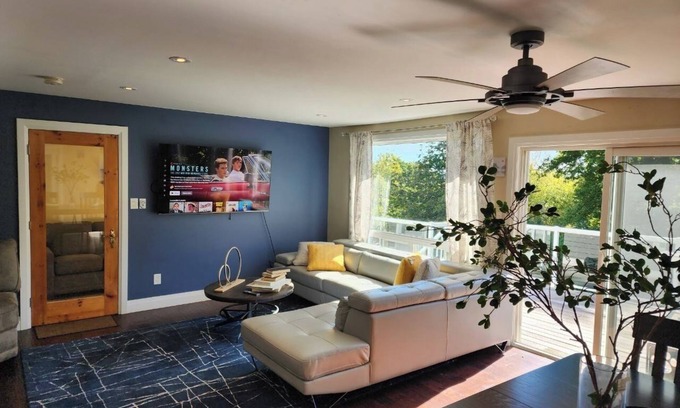 Oro-Medonte Casa | Cozy Lake Simcoe Retreat: Beach, Skiing, & Relaxation Minutes from Barrie!