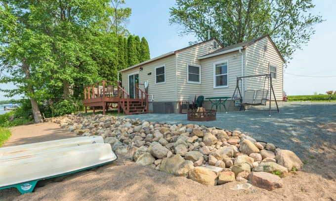 Lindstrom Casa | Cozy Lakefront 2 BR/1 BA Welcomes You!