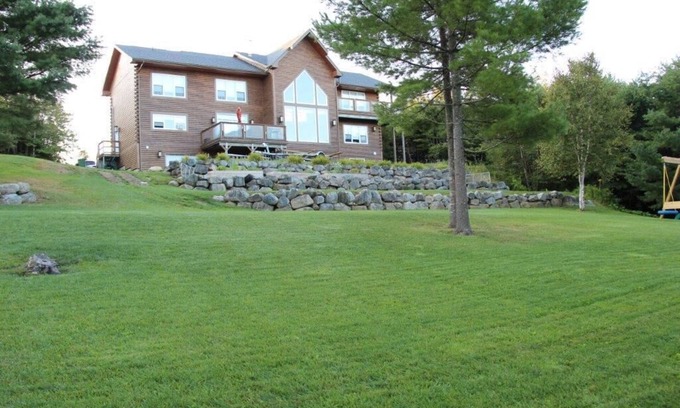 Lucasville Chalet De Esquí | Cozy lakefront chalet retreat. Perfect for couples or families!