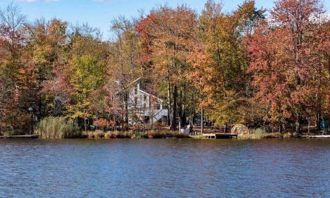 Tobyhanna Cabina | Cozy Lakefront Poconos Cabin | Hot Tub, Kayaks