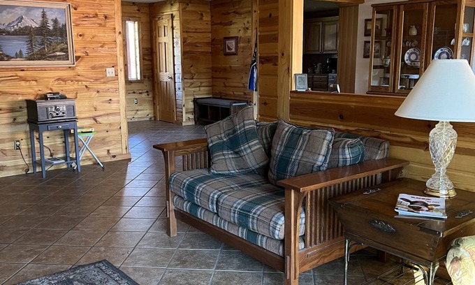 Prineville Casa | Cozy Lakeshore Family retreat, deck with propane grill spacious rustic home.