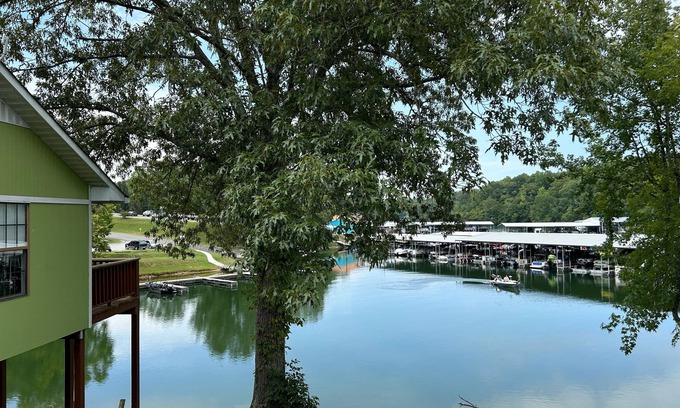 Winchester Cabina | Cozy, lakeside cabin on beautiful Tims Ford Lake-CABIN #1