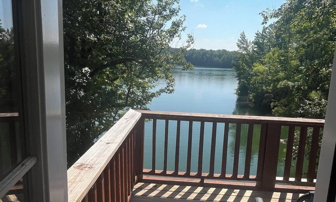 Winchester Cabina | Cozy, lakeside cabin on beautiful Tims Ford Lake