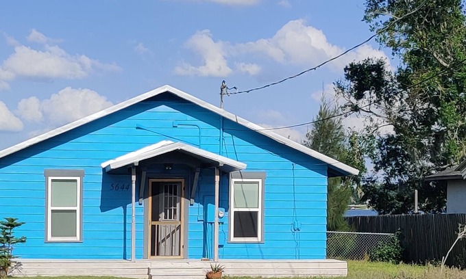 Winter Haven Cabaña | Cozy Lakeside Cottage near Legoland, Winter Haven! Florida vacation ready!