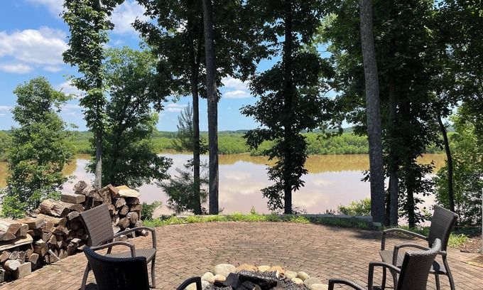Southmont Casa | Cozy lakeside cottage. Perfect for a couples get away.