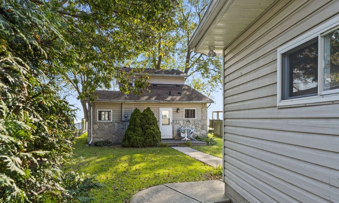 Town of Essex Cabaña | Cozy Lakeside Cottage w Hot Tub!