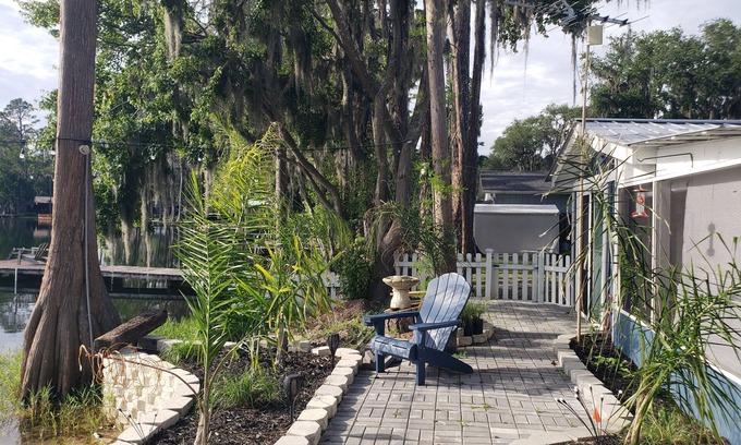 Lake Park Casa | Cozy Lakeside RV awaits