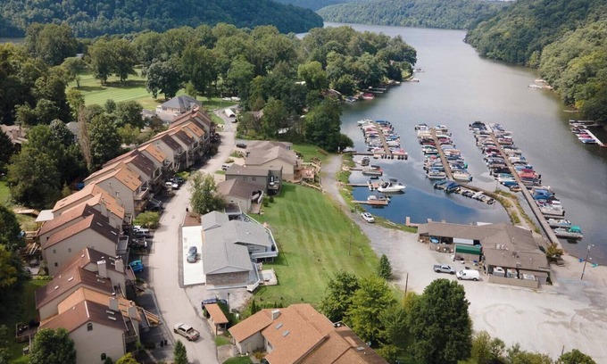 Cheat Lake Casa | Cozy Lakeside Townhouse