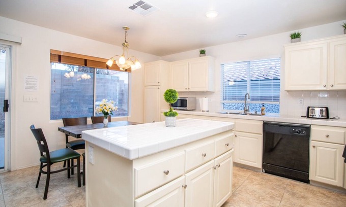 Spring Valley Casa | Cozy Large 5 BR House