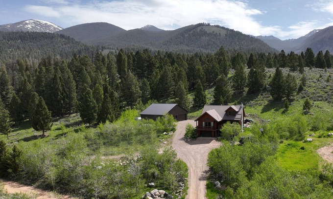 Polaris Casa | Cozy Large Cabin with hot tub and skiing and hot springs near by! Trails galore!