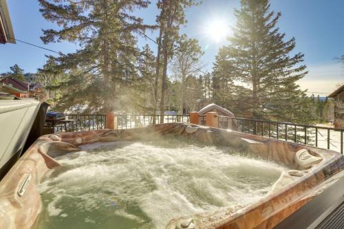 Lead Casa | Cozy Lead Cabin with Deck Less Than 1 Mi to Ski Slopes!