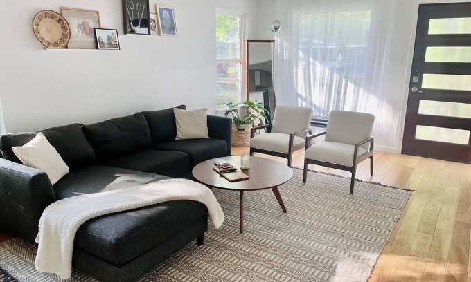 Govalle Casa | Cozy little blue house in East Austin! 10 min from everything!