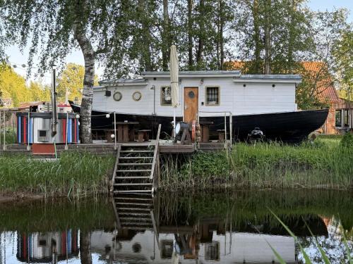 Parnu Casa | Cozy little house with sauna on a fishing boat