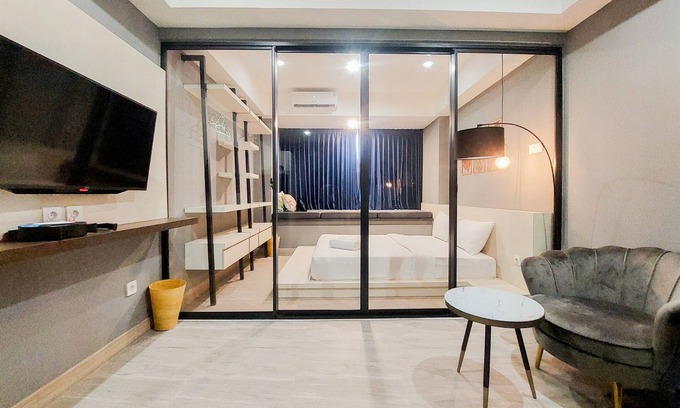 Pinang Apartamento | Cozy Living 1Br Collins Boulevard Apartment