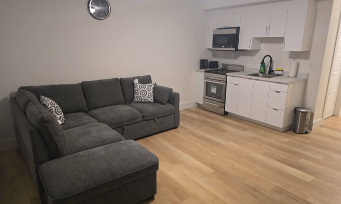 Riverview Apartamento | Cozy living room and bedroom apartment in tranquil Riverview with WiFi