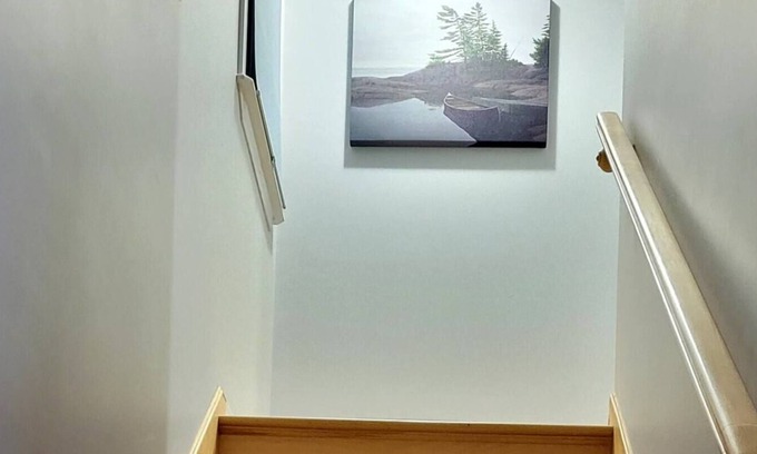 Moncton Casa | Cozy lodge close to restaurants and magnetic hill Park.