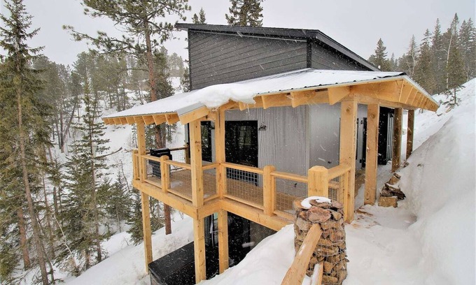 Deadwood Casa | Cozy lodge next to Terry Peak Ski area with Hot Tub!