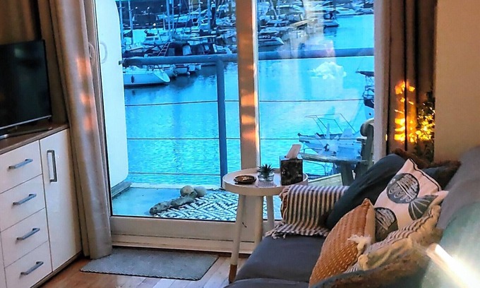 Seafront Cabina | Cozy Loft Boat View - Brighton Marina