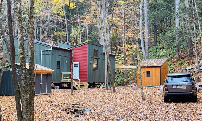 Sparrow Bush Cabaña | Cozy loft cottage with a flowing trout brook