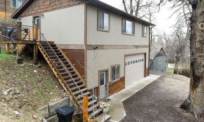 Spearfish Cabina | Cozy Loft Near Downtown Spearfish & City Park! Walk to Festivals/Restaurants
