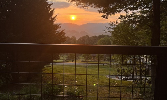 Vilas Cabina | Cozy Log Cabin - 7.5 miles from Downtown Boone NC / App St/Pet Friendly