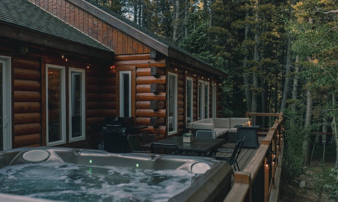 Saint Mary's Cabina | Cozy Log Cabin: hot tub under the stars, private deck, king bed, dog friendly!