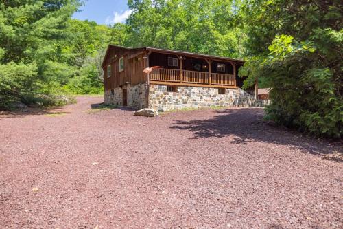 Ashfield Casa | Cozy Log Cabin in Jim Thorpe