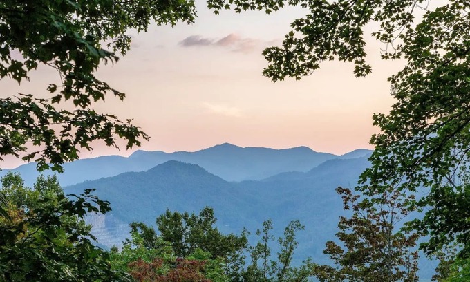 Sylva Cabina | Cozy Log Cabin in the Clouds.