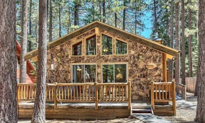 Pioneer Trail Casa | Cozy Log Cabin -near trails, Lake & Ski Resort