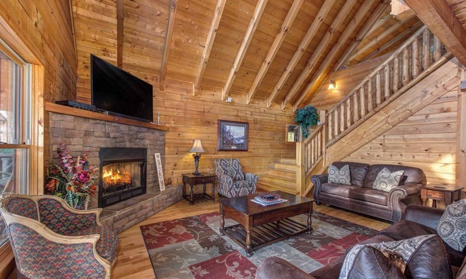 Gatlinburg - Pigeon Forge Cabina | Cozy Log Cabin w/ Hot Tub & Game Room!