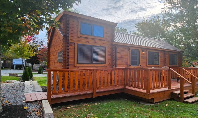 White Cabina | Cozy Log Cabin w/ Loft #12. Minutes from Seven Springs and Hidden Valley!