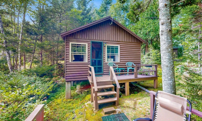 Northport Cabina | Cozy Log Cabin with Deck, Picnic Table & Breath-taking View