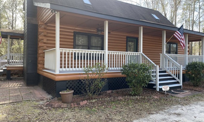 Florence Cabina | Cozy log cabin with plenty of space in Florence, SC