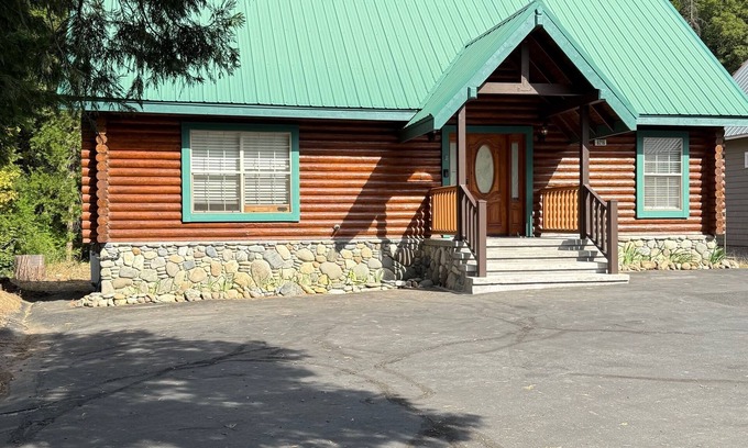 Dunsmuir Casa | Acogedora casa de troncos a orillas del río Upper Sacramento
