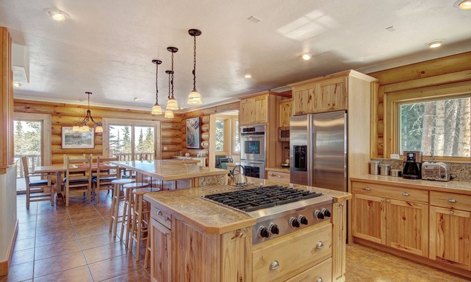 Quandary Village Casa | Cozy Log Home with Astonishing Views