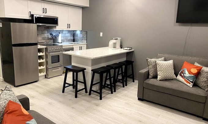 Lincoln Apartamento | White Mnt Retreat-Stunning River & Mnt views-Pool-Hot tub-Free shuttle to Loon