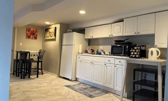 West Chicago Apartamento | Cozy lower level apartment