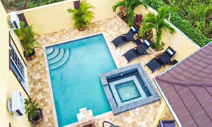Green Island Casa | Cozy Luxury Hideaway With Free Wifi,Parking,Swimming Pool&Jacuzzi Near Negril 3b