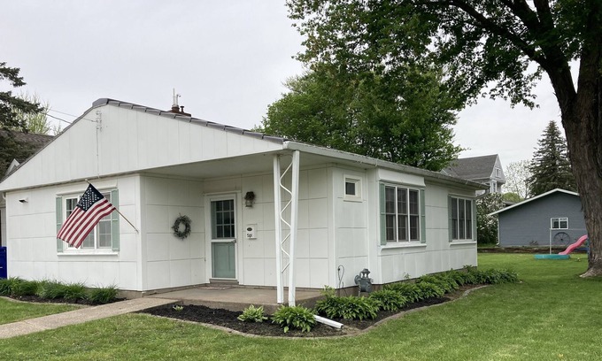 Bellevue Casa | Cozy Lustron home in Beautiful Bellevue! Walk to the Mississippi!