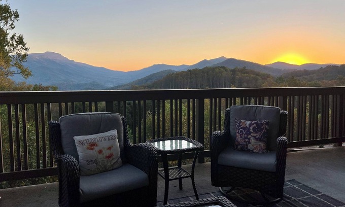Boone Condominio | Cozy Luxe Echota: Spectacular View; 2 Kings;No Stairs;Szn Decor; Pools;Fireplace