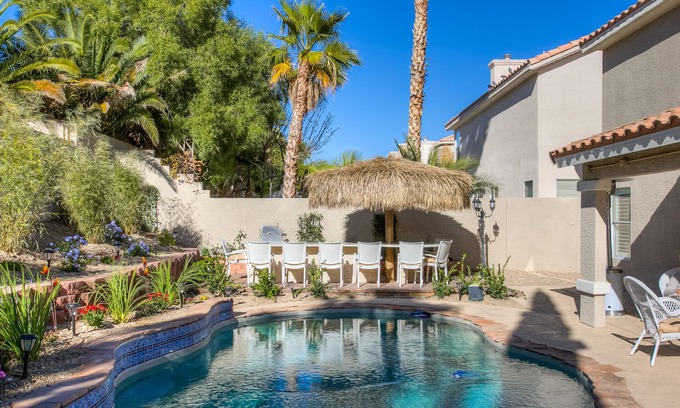 Spring Valley Casa | Escapada acogedora y lujosa de Las Vegas con el patio soñado del artista 15 minutos para desnudarse